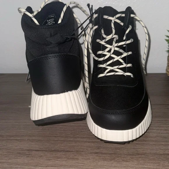 Universal Thread Black and White Sneakers - Picture 4 of 6